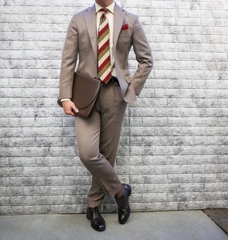 Come indossare e abbinare una cravatta multicolore: Indossa un abito marrone chiaro con una cravatta multicolore per essere sofisticato e di classe. Mettiti un paio di scarpe oxford in pelle bordeaux per un tocco più rilassato.