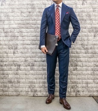 Come indossare e abbinare una cravatta stampata bordeaux per un uomo di 30 anni: Indossa un abito blu scuro con una cravatta stampata bordeaux per essere sofisticato e di classe. Opta per un paio di scarpe oxford in pelle marrone scuro per avere un aspetto più rilassato.