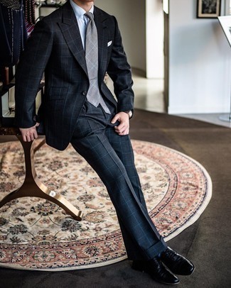 Come indossare e abbinare una cravatta scozzese grigio scuro: Abbina un abito a quadri nero con una cravatta scozzese grigio scuro come un vero gentiluomo. Scarpe oxford in pelle nere sono una valida scelta per completare il look.