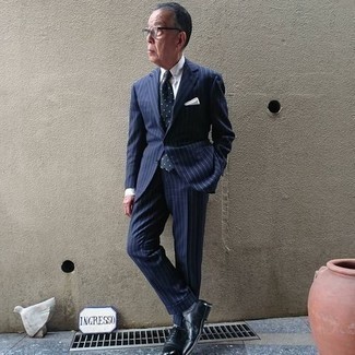 Come indossare e abbinare una cravatta per un uomo di 60 anni: Indossa un abito a righe verticali blu scuro con una cravatta come un vero gentiluomo. Scarpe oxford in pelle nere daranno una nuova dimensione a un look altrimenti classico.
