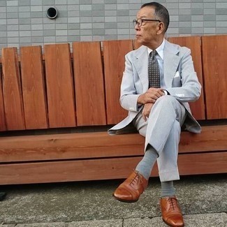 Moda uomo anni 60: Prova a combinare un abito grigio con una camicia elegante bianca per essere sofisticato e di classe.