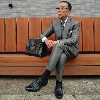 Moda uomo anni 60: Mostra il tuo stile in un abito grigio con una camicia elegante bianca per un look elegante e di classe.