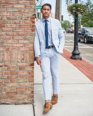Look alla moda per uomo: Abito di seersucker a righe verticali azzurro, Camicia elegante azzurra, Scarpe oxford in pelle scamosciata marrone chiaro, Cravatta a pois blu