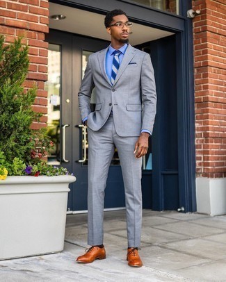 Come indossare e abbinare un abito grigio con scarpe oxford marroni quando fa caldo: Sfrutta al meglio la raffinatezza e l'eleganza con un abito grigio e una camicia elegante azzurra. Perfeziona questo look con un paio di scarpe oxford marroni.