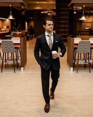 Come indossare e abbinare una cravatta marrone chiaro: Potresti abbinare un abito nero con una cravatta marrone chiaro come un vero gentiluomo. Perché non aggiungere un paio di scarpe oxford in pelle marroni per un tocco più rilassato?