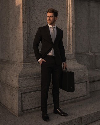 Come indossare e abbinare un abito nero in modo formale: Opta per un abito nero e una camicia elegante bianca come un vero gentiluomo. Scarpe oxford in pelle nere sono una valida scelta per completare il look.