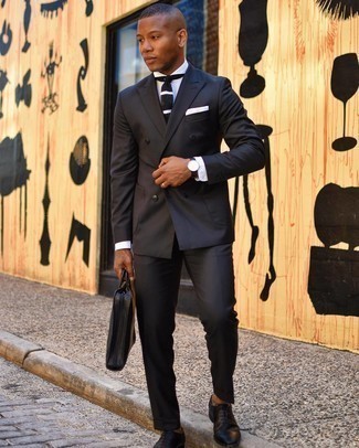 Come indossare e abbinare una cravatta nera e bianca per un uomo di 20 anni: Potresti abbinare un abito nero con una cravatta nera e bianca per un look elegante e alla moda. Per un look più rilassato, calza un paio di scarpe oxford in pelle nere.