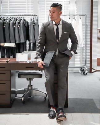 Quale camicia elegante indossare con scarpe oxford nere: Potresti abbinare una camicia elegante con un abito grigio scuro come un vero gentiluomo. Scarpe oxford nere sono una splendida scelta per completare il look.