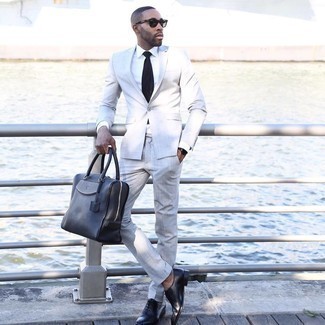 Come indossare e abbinare scarpe oxford in pelle nere: Indossa un abito grigio e una camicia elegante bianca come un vero gentiluomo. Perfeziona questo look con un paio di scarpe oxford in pelle nere.