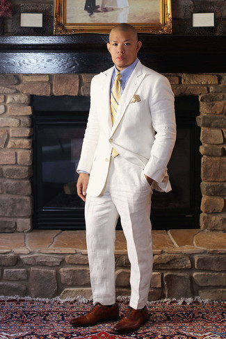 Come indossare e abbinare una cravatta a righe orizzontali gialla: Combina un abito bianco con una cravatta a righe orizzontali gialla come un vero gentiluomo. Non vuoi calcare troppo la mano con le scarpe? Opta per un paio di scarpe oxford in pelle marroni per la giornata.