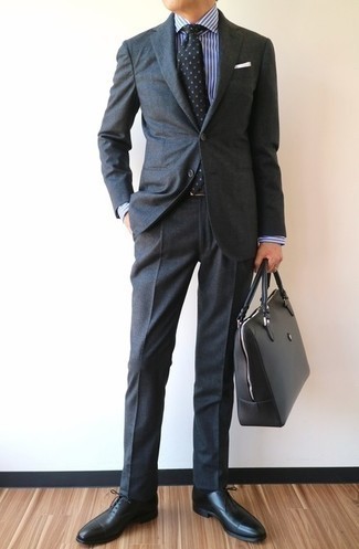 Come indossare e abbinare una cravatta a pois nera: Indossa un abito grigio scuro con una cravatta a pois nera per un look elegante e alla moda. Scarpe oxford in pelle nere aggiungono un tocco particolare a un look altrimenti classico.