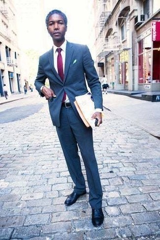 Come indossare e abbinare una cravatta viola melanzana: Punta su un abito blu e una cravatta viola melanzana per un look elegante e alla moda. Per distinguerti dagli altri, opta per un paio di scarpe oxford in pelle nere.