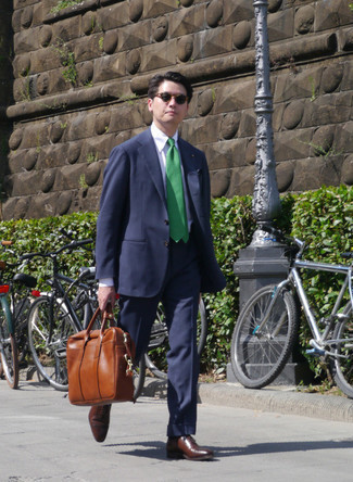 Come indossare e abbinare una cravatta verde in modo formale: Combina un abito blu scuro con una cravatta verde per un look elegante e alla moda. Se non vuoi essere troppo formale, scegli un paio di scarpe oxford in pelle marrone scuro.