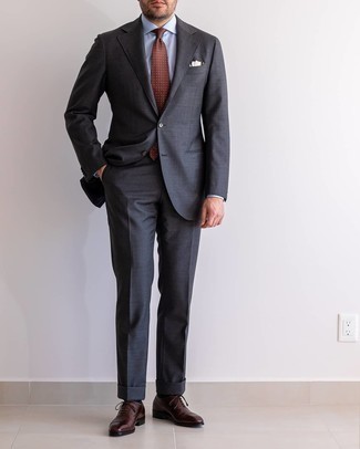 Come indossare e abbinare una cravatta marrone: Potresti abbinare un abito grigio scuro con una cravatta marrone per essere sofisticato e di classe. Se non vuoi essere troppo formale, calza un paio di scarpe oxford in pelle marrone scuro.