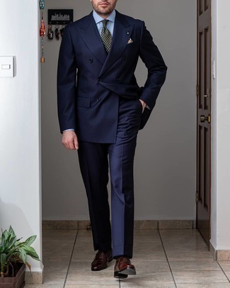 Come indossare e abbinare una cravatta a pois verde scuro in modo formale: Prova a combinare un abito blu scuro con una cravatta a pois verde scuro come un vero gentiluomo. Per un look più rilassato, indossa un paio di scarpe oxford in pelle marrone scuro.