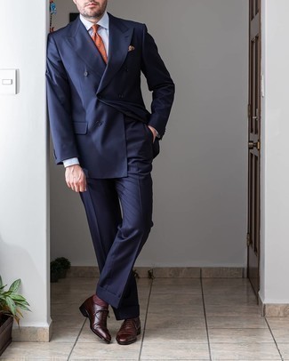 Come indossare e abbinare un abito blu scuro con una cravatta arancione quando fa caldo: Scegli un abito blu scuro e una cravatta arancione per una silhouette classica e raffinata Mettiti un paio di scarpe oxford in pelle marrone scuro per un tocco più rilassato.