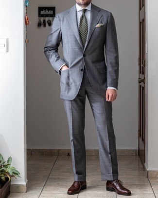 Quale scarpe oxford indossare con un abito grigio quando fa caldo: Punta su un abito grigio e una camicia elegante a righe verticali grigia per un look elegante e di classe. Scarpe oxford sono una splendida scelta per completare il look.