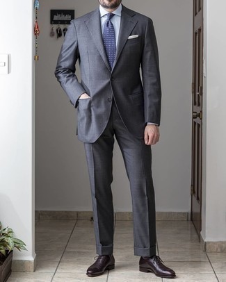 Come indossare e abbinare una cravatta a pois blu: Scegli uno stile classico in un abito grigio scuro e una cravatta a pois blu. Per un look più rilassato, calza un paio di scarpe oxford in pelle marrone scuro.