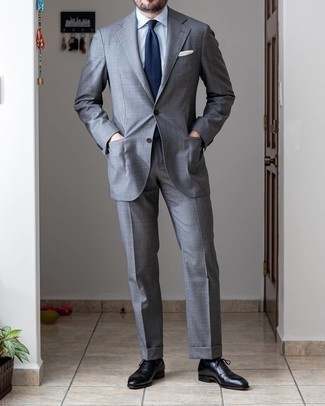 Come indossare e abbinare scarpe oxford nere: Opta per un abito grigio e una camicia elegante bianca come un vero gentiluomo. Scarpe oxford nere sono una eccellente scelta per completare il look.