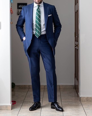 Come indossare e abbinare un abito blu scuro e verde per un uomo di 30 anni quando fa caldo: Vestiti con un abito blu scuro e verde e una camicia elegante bianca per essere sofisticato e di classe. Questo outfit si abbina perfettamente a un paio di scarpe oxford in pelle nere.