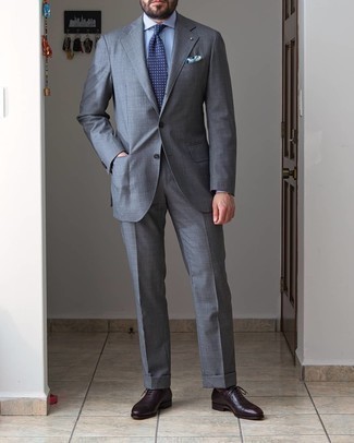 Look alla moda per uomo: Abito grigio, Camicia elegante azzurra, Scarpe oxford in pelle melanzana scuro, Cravatta a pois blu scuro