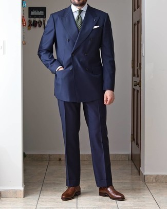 Come indossare e abbinare una cravatta a pois verde scuro per un uomo di 30 anni in modo formale: Vestiti con un abito blu scuro e una cravatta a pois verde scuro per un look elegante e alla moda. Per un look più rilassato, scegli un paio di scarpe oxford in pelle marroni come calzature.