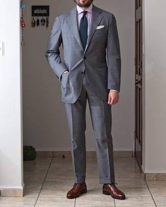 Come indossare e abbinare un abito grigio con scarpe oxford marroni in modo formale: Metti un abito grigio e una camicia elegante rosa per un look elegante e di classe. Rifinisci questo look con un paio di scarpe oxford marroni.