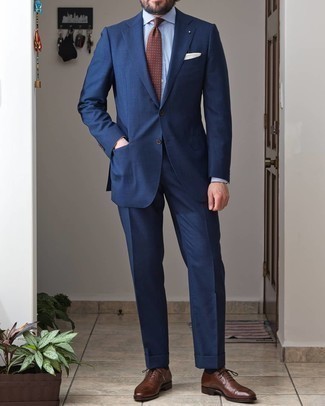 Quale abito indossare con scarpe oxford marroni in modo formale: Abbina un abito con una camicia elegante azzurra per una silhouette classica e raffinata Scarpe oxford marroni sono una validissima scelta per completare il look.