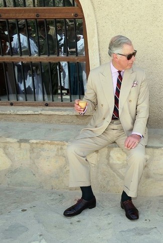 Quale camicia elegante indossare con scarpe oxford marroni per un uomo di 60 anni: Prova ad abbinare una camicia elegante con un abito beige come un vero gentiluomo. Perfeziona questo look con un paio di scarpe oxford marroni.