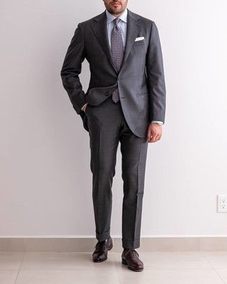 Come indossare e abbinare una cravatta stampata blu scuro in modo formale: Scegli un abito grigio scuro e una cravatta stampata blu scuro per un look elegante e di classe. Se non vuoi essere troppo formale, opta per un paio di scarpe oxford in pelle marrone scuro.