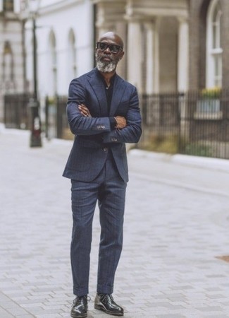 Quale scarpe oxford indossare con un abito blu per un uomo di 50 anni: Punta su un abito blu e una camicia elegante nera come un vero gentiluomo. Scarpe oxford sono una buona scelta per completare il look.
