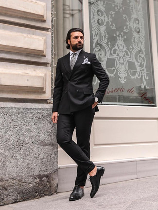Quale camicia elegante indossare con un abito nero: Opta per un abito nero e una camicia elegante per una silhouette classica e raffinata Perfeziona questo look con un paio di scarpe oxford in pelle nere.