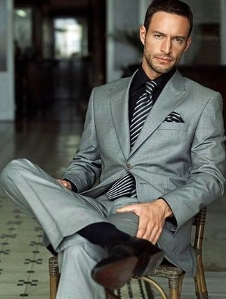 Look alla moda per uomo: Abito grigio, Camicia elegante nera, Scarpe oxford in pelle nere, Cravatta a righe verticali nera e bianca