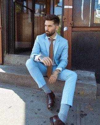 Come indossare e abbinare scarpe oxford in pelle: Indossa un abito azzurro e una camicia elegante a righe verticali azzurra come un vero gentiluomo. Scarpe oxford in pelle sono una eccellente scelta per completare il look.