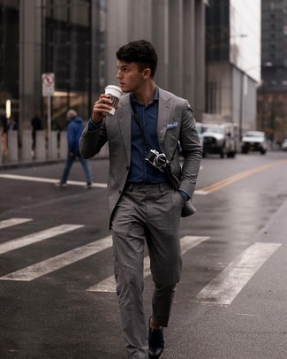 Quale camicia elegante indossare con un abito grigio: Abbina un abito grigio con una camicia elegante come un vero gentiluomo. Questo outfit si abbina perfettamente a un paio di scarpe oxford di tela blu scuro.