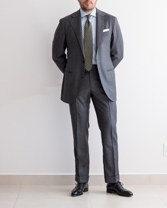 Come indossare e abbinare un abito grigio scuro per un uomo di 30 anni in modo formale: Potresti combinare un abito grigio scuro con una camicia elegante azzurra come un vero gentiluomo. Questo outfit si abbina perfettamente a un paio di scarpe oxford in pelle nere.