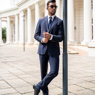 Look alla moda per uomo: Abito blu scuro, Camicia elegante bianca, Scarpe oxford in pelle nere, Cravatta blu scuro