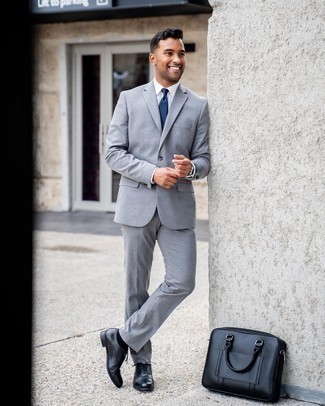 Come indossare e abbinare una cravatta blu in estate 2024: Potresti combinare un abito grigio con una cravatta blu per un look elegante e alla moda. Per distinguerti dagli altri, indossa un paio di scarpe oxford in pelle nere. È magnifica idea per i mesi estivi!