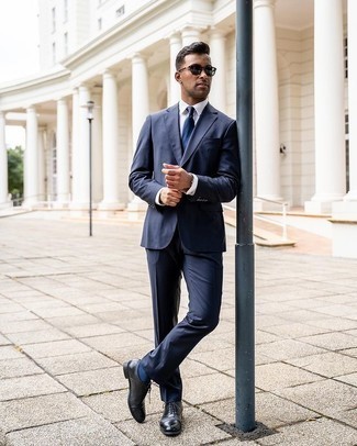 Come indossare e abbinare un abito blu con scarpe oxford in pelle nere: Combina un abito blu con una camicia elegante bianca come un vero gentiluomo. Scarpe oxford in pelle nere sono una eccellente scelta per completare il look.