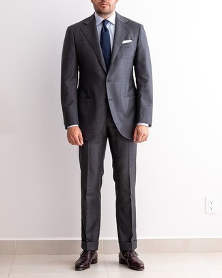 Come indossare e abbinare una cravatta blu scuro in modo formale: Abbina un abito grigio scuro con una cravatta blu scuro per una silhouette classica e raffinata Per un look più rilassato, calza un paio di scarpe oxford in pelle bordeaux.