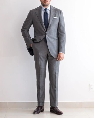 Come indossare e abbinare una cravatta blu scuro per un uomo di 30 anni: Scegli un abito grigio e una cravatta blu scuro come un vero gentiluomo. Per un look più rilassato, mettiti un paio di scarpe oxford in pelle bordeaux.