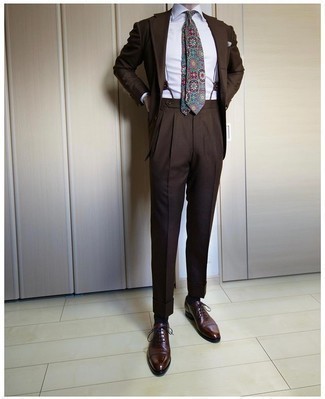 Come indossare e abbinare una cravatta a fiori azzurra per un uomo di 30 anni: Abbina un abito marrone scuro con una cravatta a fiori azzurra per un look elegante e alla moda. Se non vuoi essere troppo formale, scegli un paio di scarpe oxford in pelle marrone scuro come calzature.