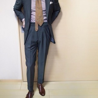 Come indossare e abbinare una cravatta stampata senape per un uomo di 30 anni: Potresti indossare un abito grigio scuro e una cravatta stampata senape per un look elegante e alla moda. Scegli un paio di scarpe oxford in pelle marrone scuro per avere un aspetto più rilassato.