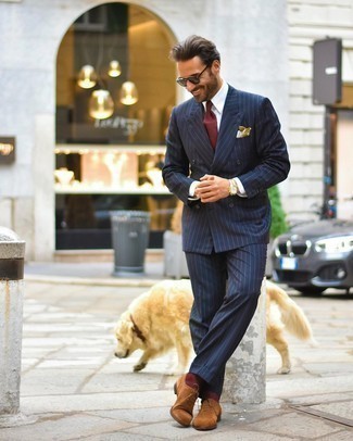 Come indossare e abbinare una cravatta bordeaux: Abbina un abito a righe verticali blu scuro con una cravatta bordeaux come un vero gentiluomo. Mettiti un paio di scarpe oxford in pelle scamosciata marroni per un tocco più rilassato.