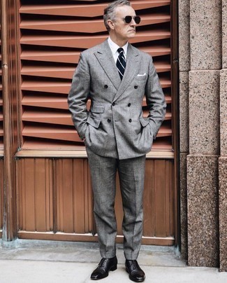 Come indossare e abbinare una cravatta a righe orizzontali blu: Vestiti con un abito a quadri grigio e una cravatta a righe orizzontali blu come un vero gentiluomo. Scarpe oxford in pelle nere sono una validissima scelta per completare il look.