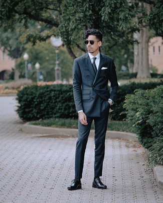 Quale abito indossare con scarpe oxford nere in modo formale: Prova a combinare un abito con una camicia elegante bianca per un look elegante e alla moda. Scarpe oxford nere sono una buona scelta per completare il look.