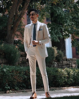 Look alla moda per uomo: Abito beige, Camicia elegante a righe verticali grigia, Scarpe oxford in pelle marroni, Cravatta a pois blu scuro e bianca