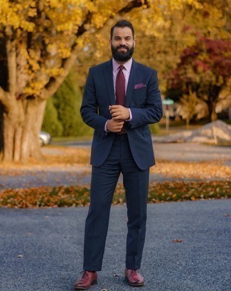 Come indossare e abbinare una cravatta a pois: Combina un abito blu scuro con una cravatta a pois come un vero gentiluomo. Se non vuoi essere troppo formale, calza un paio di scarpe oxford in pelle bordeaux.