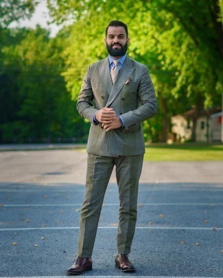 Come indossare e abbinare una cravatta beige per un uomo di 30 anni: Potresti indossare un abito verde oliva e una cravatta beige come un vero gentiluomo. Per un look più rilassato, prova con un paio di scarpe oxford in pelle marrone scuro.