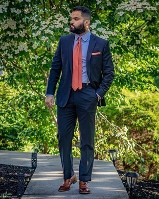 Come indossare e abbinare una cravatta arancione quando fa caldo: Prova ad abbinare un abito blu scuro con una cravatta arancione per una silhouette classica e raffinata Per un look più rilassato, mettiti un paio di scarpe oxford in pelle marroni.